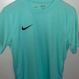 nike t-shirt - Hej, säljer denna nike tshirten som jag köpte på ullared , köptes i onödan och passade inte mig. Hör av er om mer info☺️ 