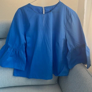 Blus zara - Klarblå blus från zara i fint skick! Trekvarts-puffärm. Knäppning med knapp baktill. 