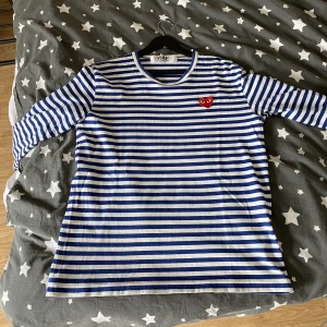 Comme ses Garçons - Säljer min Comme des Garçones longsleeve. Strl L men sitter som en M. Mycket bra skick och har inga fläckar eller annat avvikande. Hör av dig vid intresse🙌🏻