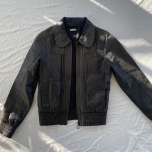 Läderjacka skinnjacka bomberjacka  - Läderjacka från gamla BikBok i äkta läder och bomberjacka modell. Storlek S på lappen men passar även mindre. Öglan man hänger upp jackan med är trasig men annars fint skick och inga övriga defekter. Köps via Swish eller köp nu 💋