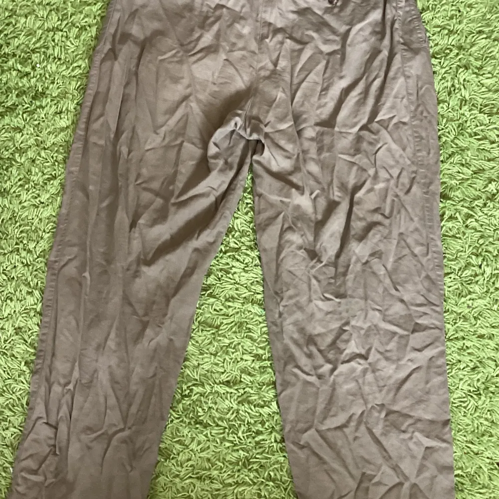 Några grå/bruna byxor köpt på secondhand för 100kr helt oanvändba och rena!. Jeans & Byxor.