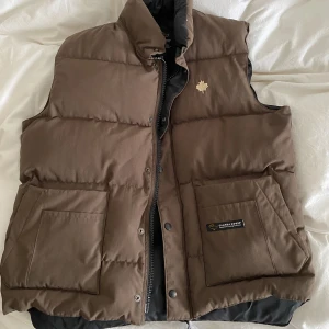 Canada Goose väst  - En äkta Canada Goose väsf använd enstaka gånger/nyskick. 700 men pris kan diskuteras vid snabb affär. Den är storlek L men passar perfekt på mig som är storlek M (sitter precis som en M) är också mycket intresserad av byten. Fraktar.