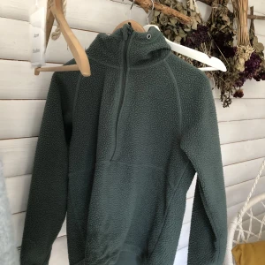 Mörkgrön fleece  - Superskön mörkgrön fleece som tyvärr inte används så mycket som jag önskade 