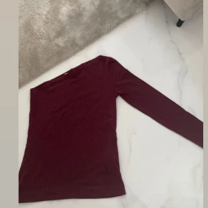 Tröja - Vinröd enarmad tröja. Storlek M men kan även passa S