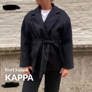 Kappa - Säljer min svarta kappa från Missäy. Användt 1 gång då jag inte tyckte om den så mycket så den är i fint/ nytt skick! Kom privat för fler bilder💕