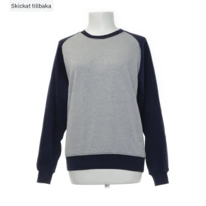 Collegetröja från POP England - Skickade tillbaka varor från mitt sellpy konto därav använder jag bilder där ifrån.  Säljer en collegetröja tröja i storlek s. Bra kvalité. Hör av dig om du vill ha fler bilder.