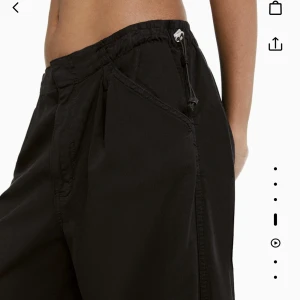 Cargo byxor  - Säljer dessa pga att dom va för långa för mig. Helt oanvända passar storlek M men är märkta som L. Från bershka, nypris 400kr. Pris kan diskuteras ☺️