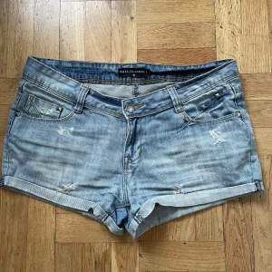 Jeansshorts  - Jeansshorts från Sally and cirkel i storlek 38. 