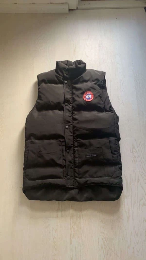 Canada goose - Tja, fin väst. Använt ett par gånger. Fint skick (9/10) frågor osv hör av er till Oskoog9 på snap:)