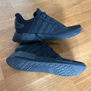 Adidas sneakers  - Ett par sneakers skor som är väldigt sköna och mjuka.  Använd ett par gånger men dom är fortfarande perfekta. 