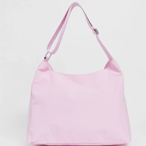 Rosa väska - Hej! Jag har länge letat efter denna rosa väskan från weekday. Om du möjligtvis har en sådan hemma som du skulle vilja sälja, så får du gärna höra av dig till mig! 💗