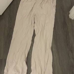 Linne byxor lager 157 - Säljer mina linnebyxor då dom inte passa mig, beigea och jätte fint skick endast testade
