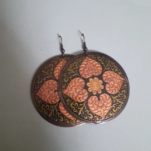 Bohemiska örhängen - 2 par söta bohemiska örhängen i brons hänge köpta från plick. Inte använda så mycket av mig, men vet inte om hur mycket innan. Köp båda för 60 kr eller 35 kr/st