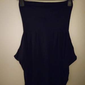 Kort (typ knälång) svart kjol med fickor, från Indiska. Strlk 36/SMALL. Mjuk  bomullsjersey/viskos. Helt NY & OANVÄND. Felfri.