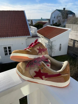 Bapesta Sk8 low red  - Sköna Bapesta skor, passar perfekt till sommaren!🤩 Storlek 43-44 Nypris 4-6k! Är öppen för byten också. Aldrig använda!