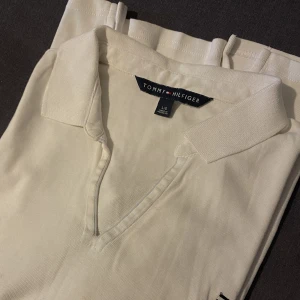 Tommy hilfiger tröja  - En Tommy hilfiger tröja, säljer pågrund utav att den är för liten för mig. 