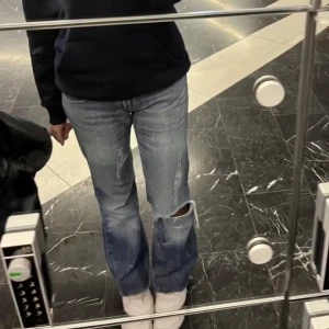 Trendiga jeans - Sitter bra på mig som äe 170 cm. Dom ska va lite ”slitna”. Märkes lappen i bak är lite sönder. Lite oklart vilken storlek det är men passar mig som är 36/38💗