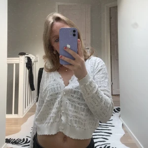 Kofta - Intressekoll! Superfin virkad kofta. Nypris 400 kr. Knappt använd! 