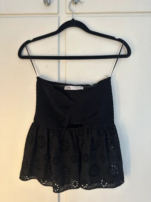 Zara topp - En svart zara topp som jag inte als känner mig bekväm i men super fin den är i storlek s. Använd typ 3 gånger. Tänker mig 180 kr plus frakt , frakten kostar 45 kr.