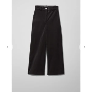 Weekday Billie Velvet Trousers storlek 34 - Sammetsbyxor från Weekday med hög midja. Endast använda ett par gånger. Material: 65 % bomull, 34 % viskos, 1 % elastan. Kan hämtas centralt i Gävle om så önskas.