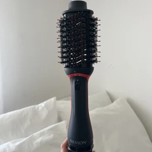 Värmeborste - Säljer denna värmeskyddsborse från Revlon. Använd va 3-5 ggr. Fick denna plus en annan liknande på julafton därav säljer jag denna. Såsom ny!!