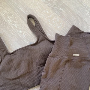 Aimn träningsset - Brunt set från aimn. Tights och topp storlek S. Säljer hela setet för 200kr
