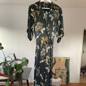 Byxdress  - Byxdress i satin ifrån rituals i skogsgrön färg  Med snörning i midjan  Storlek S   Använd fåtal gånger