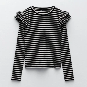 Zara tröja - Randig Zara tröja med volang ärmar! Jättesöt tröja som jag älskar men tyvärr inte kommer till användning nått mer. Har använt denna tröjan ganska många gånger men finns inget stort tecken på slit (såsom hål m.m) 110kr+frakt💗(skriv privat om du undrar nåt)