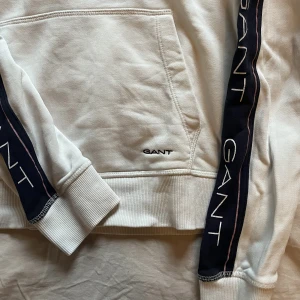 Gant - Säljer en super fin hoodie från Gant.  Köpt på kidsbrandstore.  Storlek 170 men passar XS/S.   Den är använd max 10 gånger, så i fint skick.   Köparen står för frakt🤍