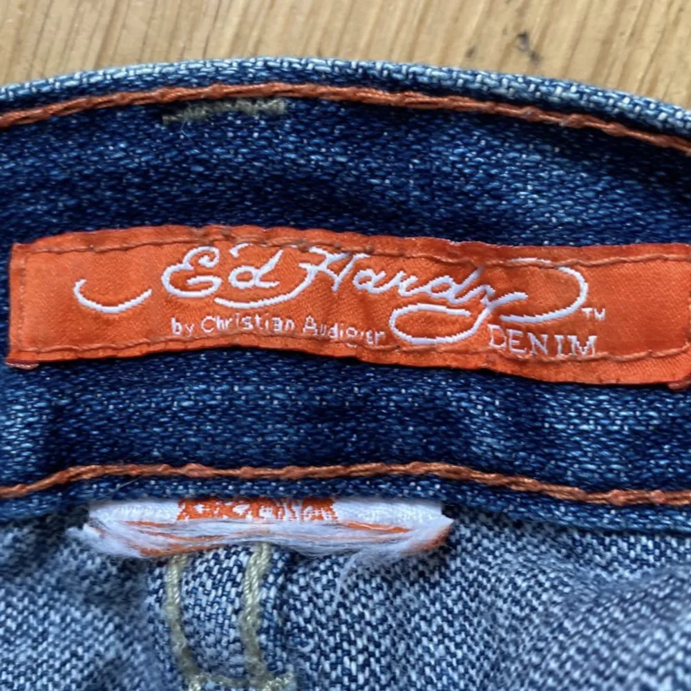 Säljer dessa feta Ed Hardy jeans av Christian Audigier. Storlek 32 herr. Pris 1400kr. Jeans & Byxor.