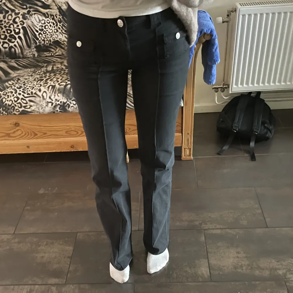 Säljer dessa helt slutsålda jeans från hm, super snygga. Storlek 38 men funkar på mig som har 36 super bra. . Jeans & Byxor.