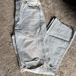 Långa jeans med slitningar från Zara. Storlek 38🌺