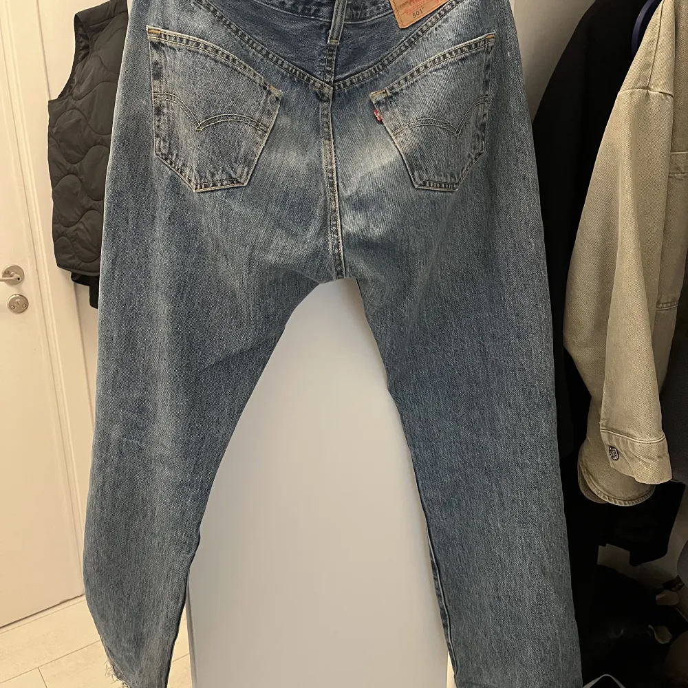 Köpte ett par Levis 501 men insåg när jag kom hem att de var för små. Bra skick! . Jeans & Byxor.