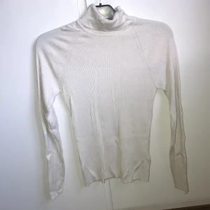 Turtleneck  - Användtskick  Det står att det är strl xl men jag har  strl S och den passar mig, sitter lite löst men den är väldigt stretchig.