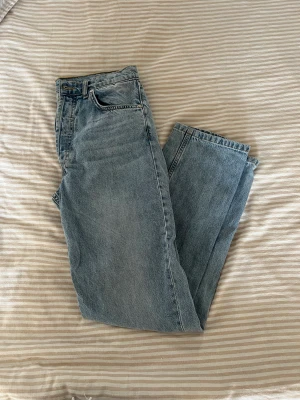 djerf avenue jeans - storlek 27. använd ett fåtal gånger, tvättade en gång. nypris 1299kr, frakt tillkommer