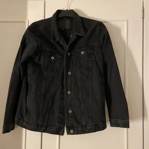 Jeans jacka  - Svart basic jeansjacka i strl M. Passar jätte bra nu till våren/ sommaren💗 säljer pga att jag aldrig använder den.