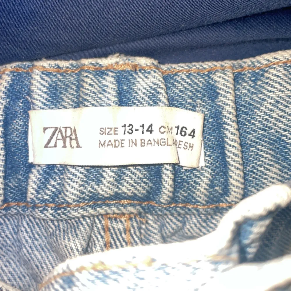 hej jag säljer dessa jättefina jeansshorts från zara i storlek 164,  köpte dom för 280 kr har använt dom 1 gång💕 säljer dom för 170 💕. Shorts.