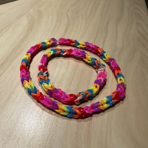 Armband och halsband (smycken för välgörenhet) - Halva av priset går till välgörenhet Egengjord av loombands  Hållbar 