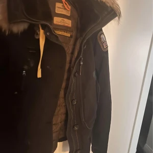 Parajumper jacka - Mycket fin Parajumper jacka som är väl omhändertagen. Används tyvärr inte längre.. Storlek S  Kan skickas mot fraktkostnad, eller mötas upp 😇