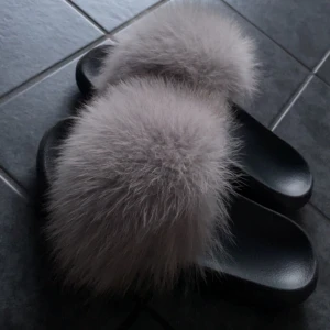 Tofflor  - Skönt nu till sommaren och snygga. 