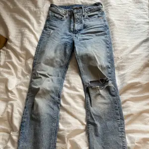 Jätte snygga och sköna jeans från H&M🫶Säljer då de aldrig används. Jag är 160 cm. 