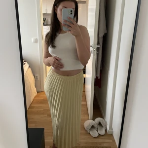 Gul kjol - Säljer denna fina gula kjol💛