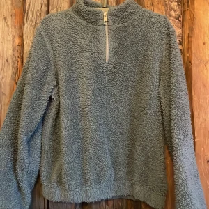 Fluffig tröja  - Ljus blå fluffig tröja 