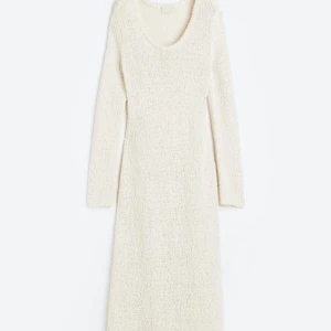 Klänning  - Stickad klänning från hm, nypris 700 men säljer för 400🤍