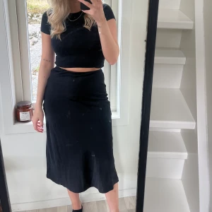 Satinkjol från Forever21 - Jättesnygg satinkjol från forever21! Endast använd ett fåtal gånger, fint skick! Obs, smutsig spegel