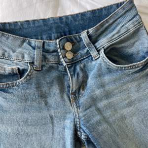 Säljer dessa skitsnygga jeans från hm pågrund av att den har blivit för små❤️super bra pris eftersom de är slutsålda