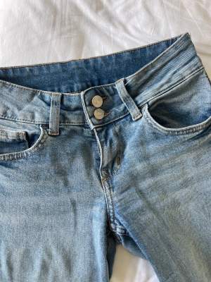 Säljer dessa skitsnygga jeans från hm pågrund av att den har blivit för små❤️super bra pris eftersom de är slutsålda