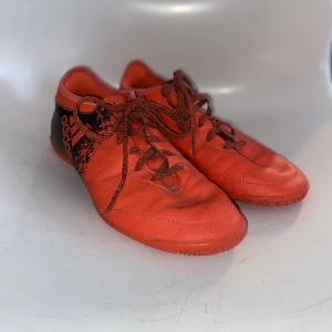 Adidas fotbolls skor - Säljer mina Adidas fotbollsskor, har bara använt dem  inomhus i en idrottshall på fotbollen och idrotten, är inte jätte använda så dem ser fortfarande ut som nya! Det är storlek 38,5 i killstorlek. Skulle säga att dem passar en 39/40 till en tjej🤗