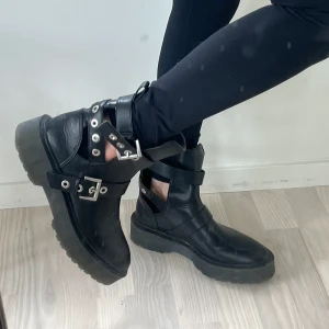 Boots från Zara - Så snygga boots som tyvärr inte kommer till användning, väldigt fint skick! Storlek 39 men något stora i storleken