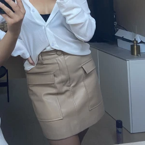 ”Skinn” kjol - Beige ”skinn”kjol från zara. Jättebra skick!